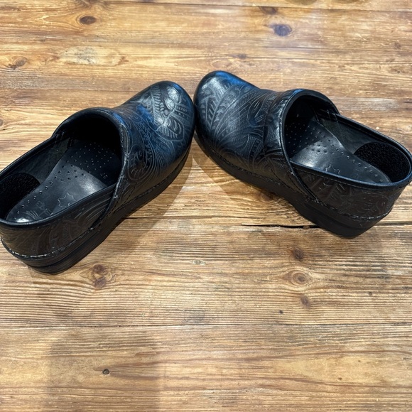 Dansko Professional Black Tooled Clog Mule Leather Women's EU Size 37(6.5-7) EUC - Picture 6 of 10
